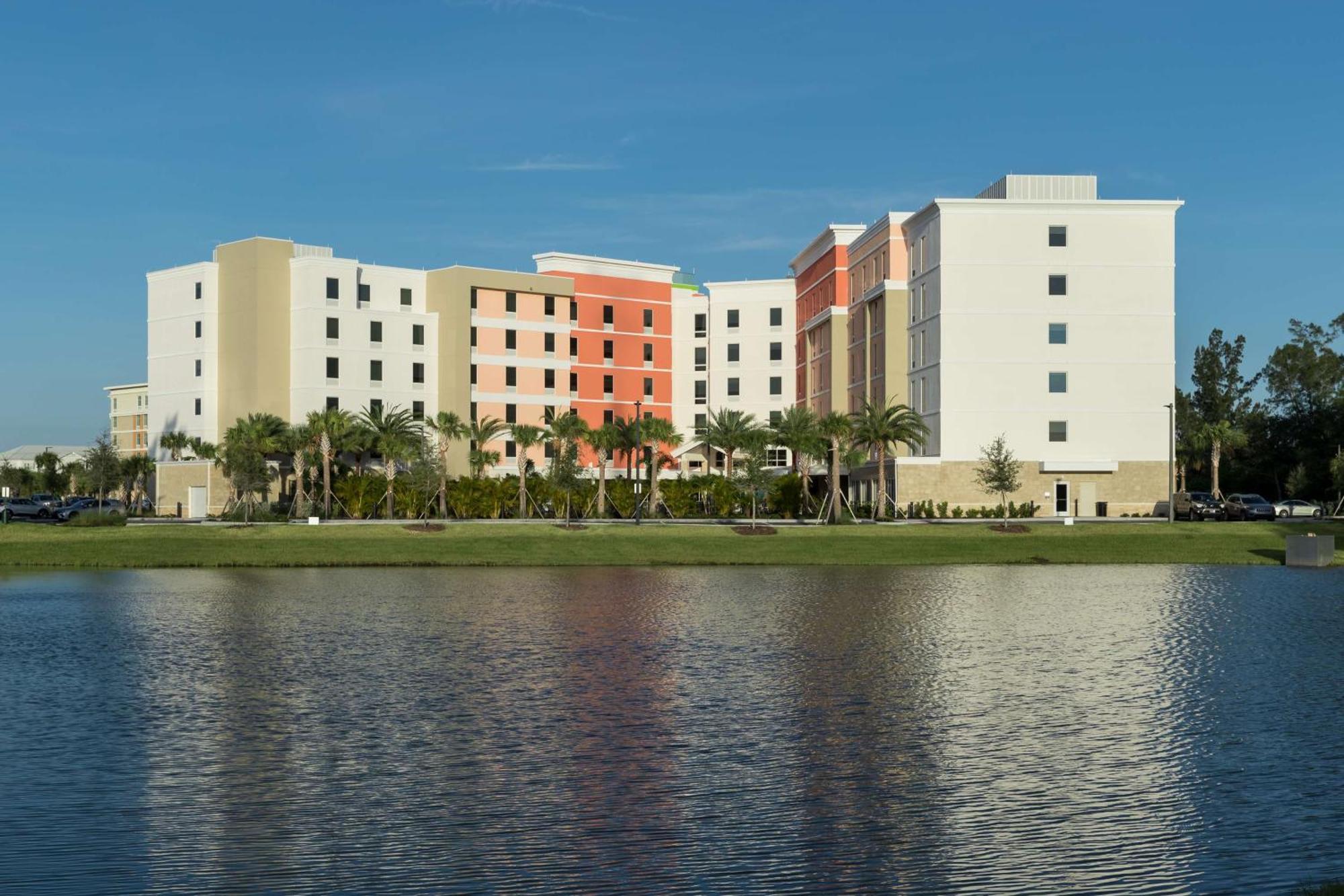 Hampton Inn & Suites Cape Canaveral Cruise Port, Fl Екстериор снимка